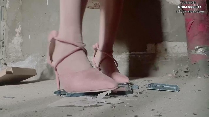 crush 《小熏》美少女性感高跟鞋处决手机~ [18分30秒]