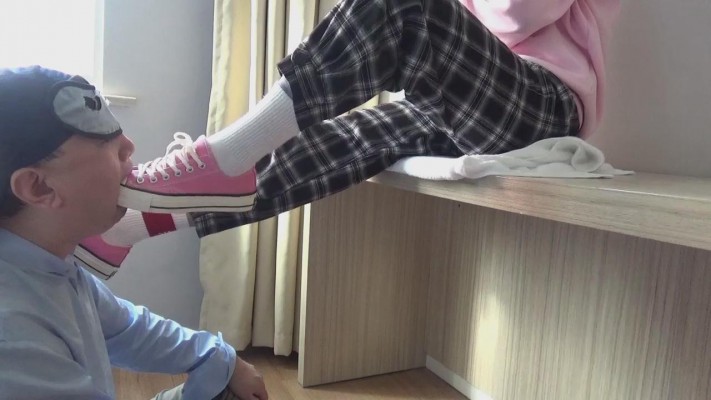 资讯|女王女主 平模御姐穿粉红帆布鞋的践踏玩弄&amp;闻袜吃脚 [48分56秒]