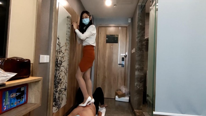 鱼爹归宿 大年初一开年好戏之小鱼女神裸色白色2双高跟跳踩贱狗，踢贱狗肚子 [48分56秒]
