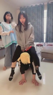 直播视频 《开发素人》精彩-精神小妹脚虐/群踩场 [42分17秒]