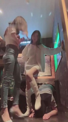 资讯|直播视频 《诗诗》KTV羞辱双狗-圣水/牛仔裤转胯 [32分35秒]