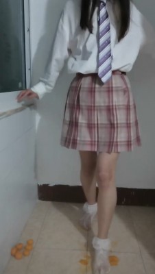 crush 小姐姐JK服花边袜踩踏橘子 [10分18秒]