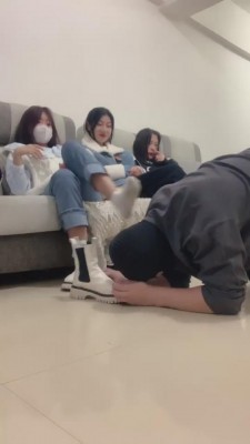 直播视频 《开发素人》与精神小妹素人恋足踩踏羞辱专场 [48分56秒]