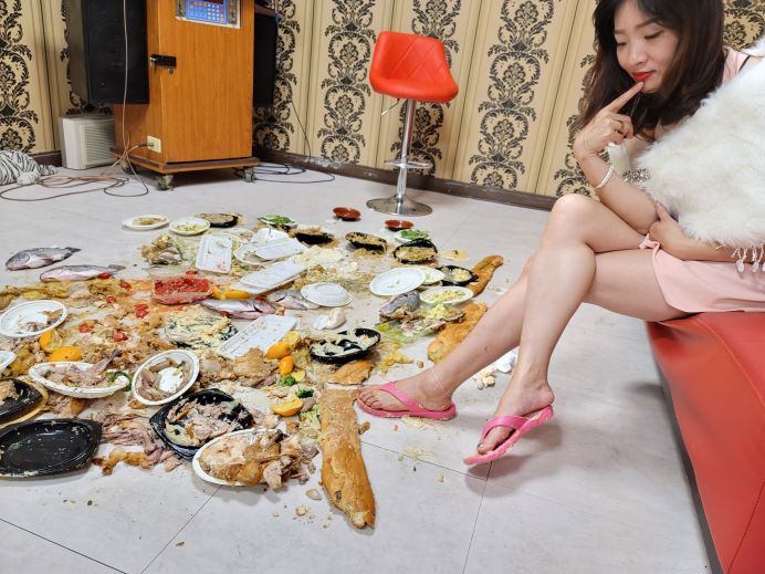 资讯|台湾踩踏俱乐部 富家女践踏食物 羞辱高能语言 [9分43秒]