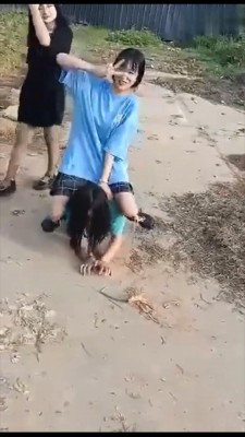 直播视频 《女女》实拍母狗打架输了跪地上被削（被扇嘴巴子脚踹受胯下之辱） [48分56秒]