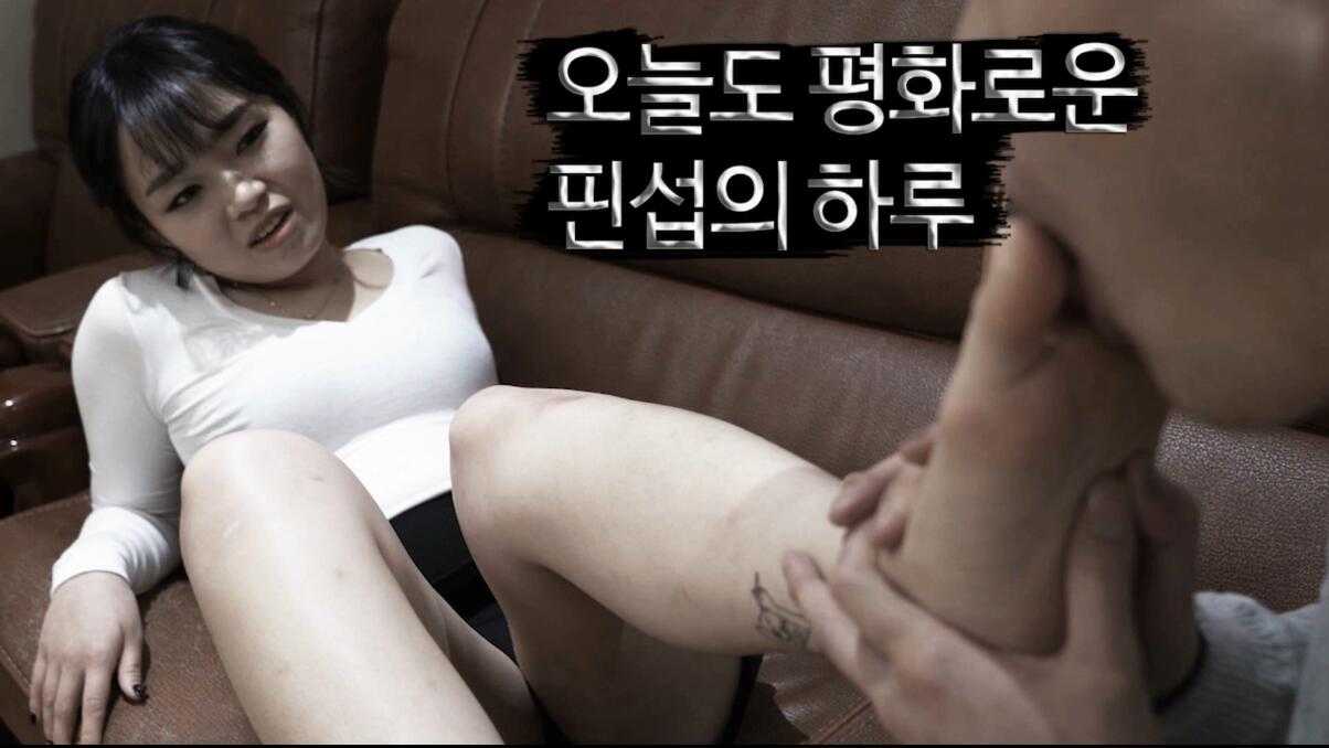 日韩调教 男子网购脚踩食物，回到家被女友发现罚舔玉足 [30分19秒]