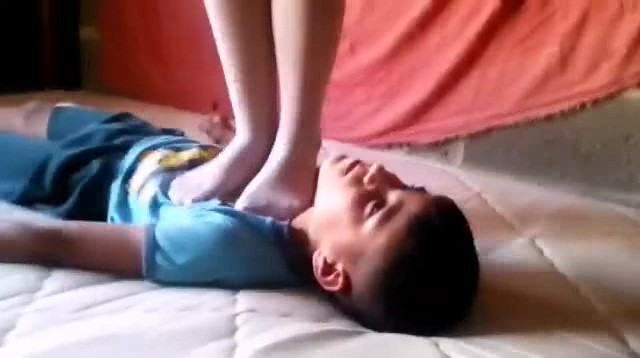 欧美调教 弟弟不听话被姐姐坐踩教训 [48分56秒]