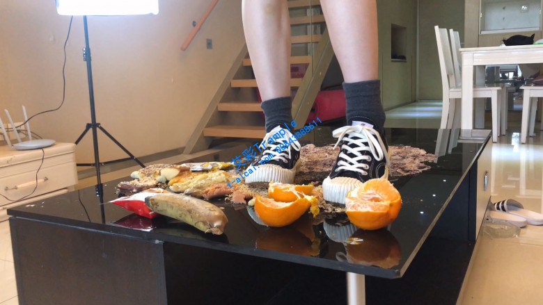 资讯|女王女主 Rita丽塔小主踩踏蛋糕喂食贱m帆布鞋踩踏食物 [48分56秒]