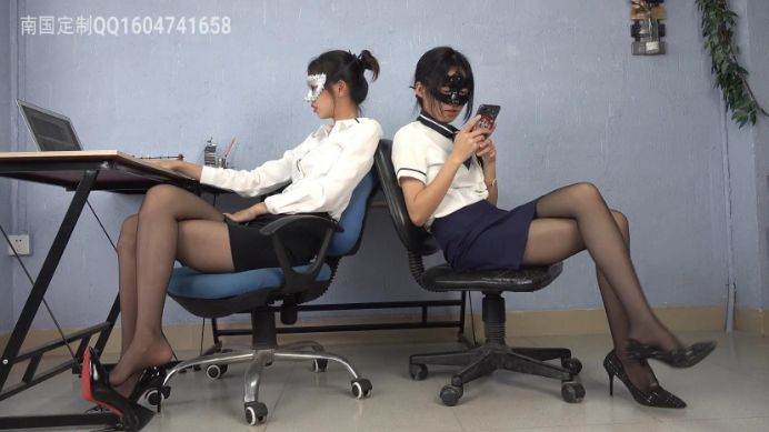 南国原创 《南国原创》公司OL黑丝女员工发现老板变态癖好，黑丝高跟鞋下gc迭起！吐奶！ [32分35秒]