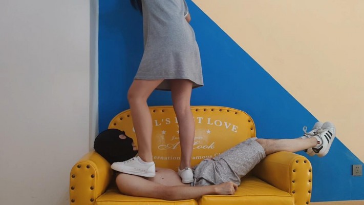 女王女主 小白鞋踩踏，飞坐肚子 [48分56秒]
