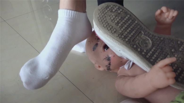 资讯|艾彩原创 『小妮原创』把娃娃当成“你”白袜运动鞋暴力虐踩 [17分26秒]