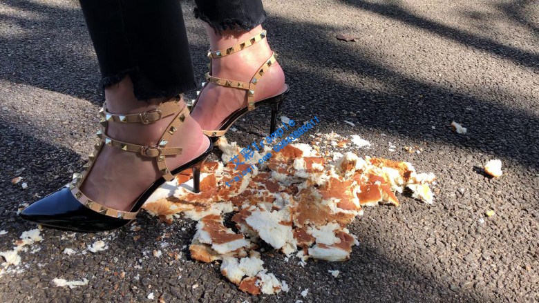 资讯|crush 《木木桑》性感高跟踩扁面包块 [9分43秒]