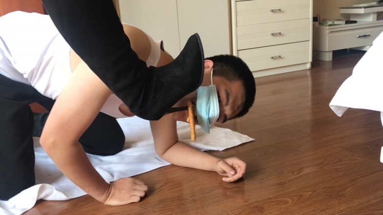 女王女主 吊带长裙性感长靴全体重踩肚子舔鞋底踩喂面包 [48分56秒]