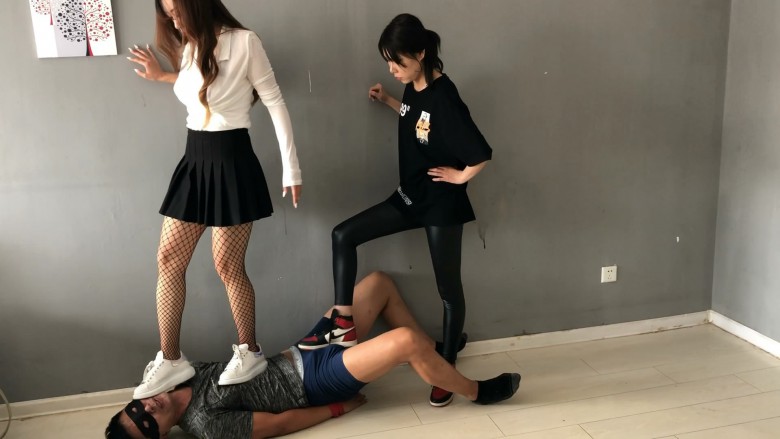 碎蛋娇娃 〖碎蛋娇娃〗美女联合闺蜜惩治内衣贼 [12分18秒]