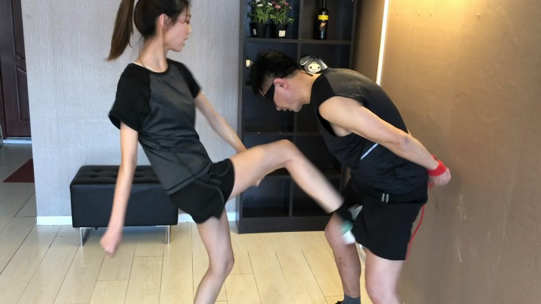 碎蛋娇娃 〖碎蛋娇娃〗尾行男子が股を蹴られる [17分26秒]
