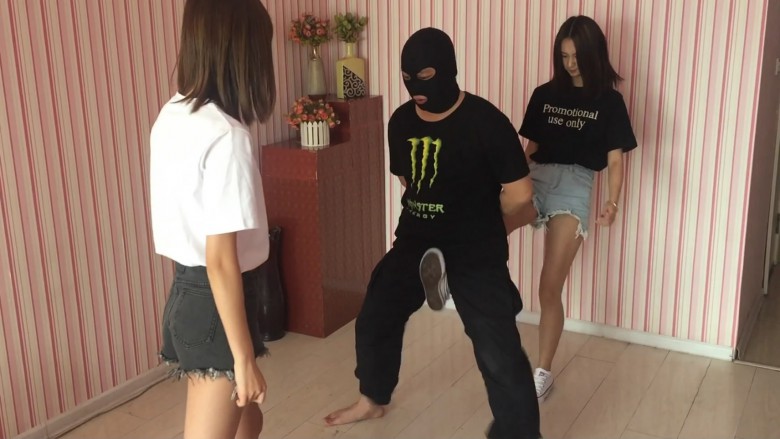 碎蛋娇娃 〖碎蛋娇娃〗美丽姐妹花巧妙利用智障男同学练习踢裆 [12分18秒]