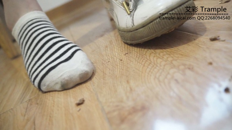 女王女主 《黑丝诱惑》瑶瑶学生主调教狗奴舔脏鞋 [32分35秒]