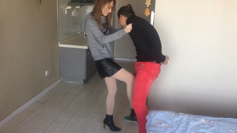 资讯|女王女主 美女莹莹再次爆蛋惩罚路边猥琐大叔 [12分18秒]