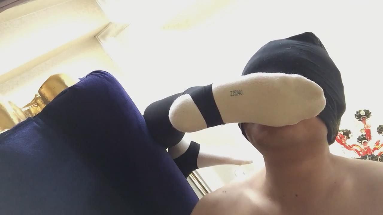 资讯|女王女主 狂舔妹妹的小臭脚咀嚼白棉袜 [17分26秒]