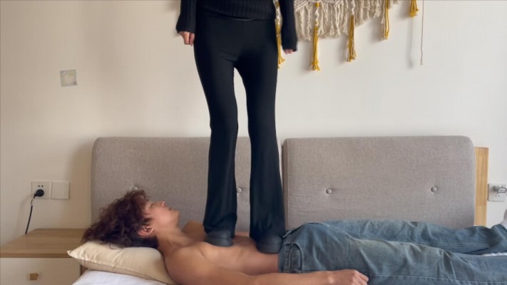 资讯|子怡工作室 《无双Sama》运动后找贱狗踩踏舔脚 [48分56秒]