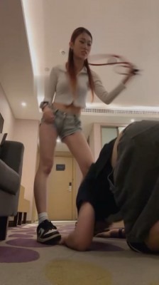 资讯|直播视频 《风筝》运动鞋踩狗爪/鞭打/白袜狂吸/坐脸窒息/赏赐圣水 [32分35秒]