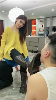 直播视频 《麋鹿银儿》上头女孩狂打耳光/舔靴鞋浓痰 [48分56秒]