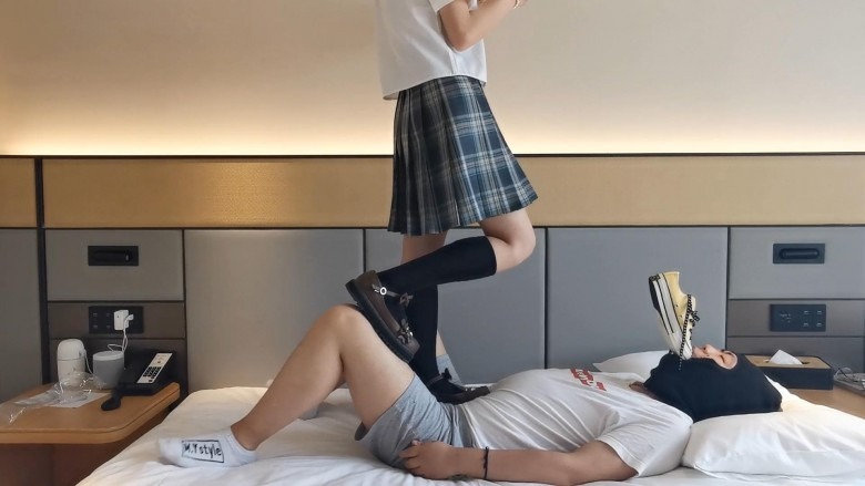 女王女主 《00后小彤》暴力jk踩伤毯子哥哥 [48分56秒]