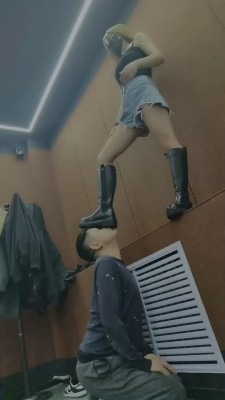 直播视频 《文文文文》素人S-私人影院-长靴暴力踩踏踢踹 [48分56秒]