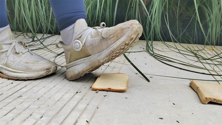 资讯|crush 《大美》白色脏跑鞋户外踩面包 [9分43秒]