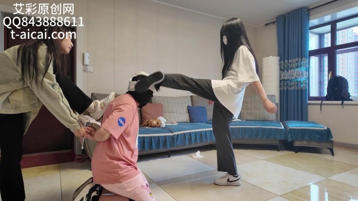 女王女主 『chnnsct1818』楼道偷闻刚放学的女生鞋子被抓 [48分56秒]
