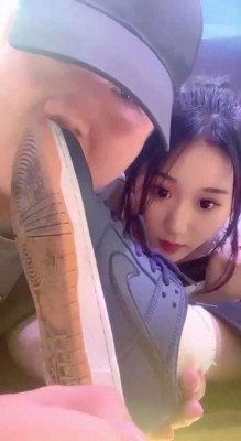 美足视频 男生在KTV里舔四个甜美女生的脚和鞋子 [30分19秒]
