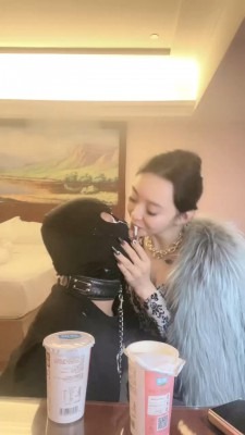 直播视频 《小月牙》贵妇玩狗-吃口水/闻享受/舔脏鞋/丝袜塞嘴/物化人体托盘 [30分19秒]