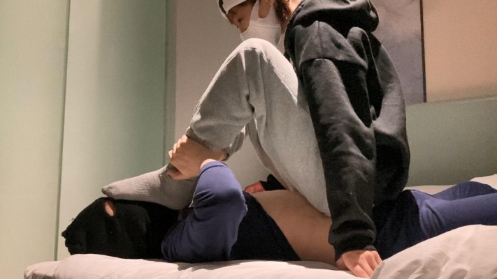 足下生辉 《足下生辉》舞蹈系女生勾引老师，踩踏、虐乳、坐脸 [32分35秒]
