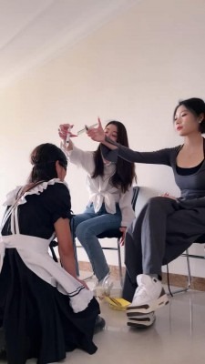 资讯|直播视频 《宸宸》女慕跪求升水/浓痰吐脸羞辱《双视角版》 [35分22秒]