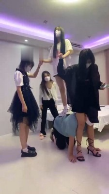 资讯|直播视频 《精神小妹》4S-轮流骑马骑脖/转胯/踩踏/耳光 [48分56秒]