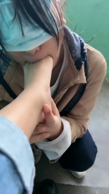 直播视频 《微甜》户外强迫闺蜜舔脏鞋臭白袜 [30分19秒]