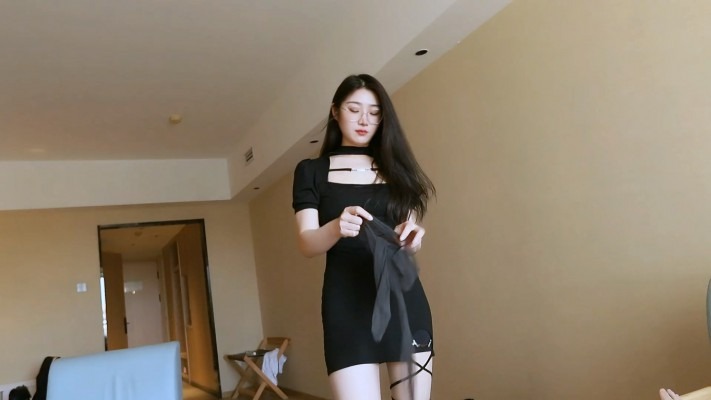 超级女M 《冷凝s》丝袜塞嘴全体重跳踩女奴脸 [48分56秒]