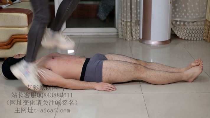 女王女主 为了闻女神穿了5天的臭棉袜贱狗甘愿清理运动过后的脏鞋底，被女神暴力跳踩 [48分56秒]