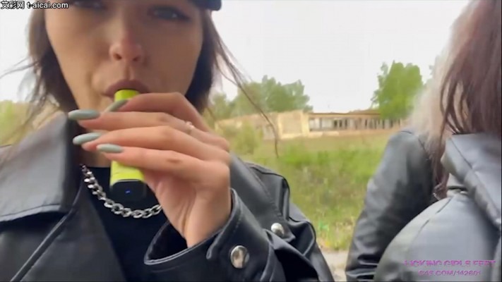 欧美调教 LGF女女-皮靴暴踹碎头！Rose惨遭垃圾桶扣头疯狂跺踩舔脏鞋底，垃圾桶都踹碎了 [23分34秒]