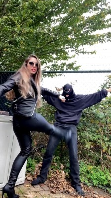 欧美调教 被拜金女Bella扔进后备箱拉到户外踢裆踩踏当狗溜！还要趴在地上当马骑！ [12分18秒]