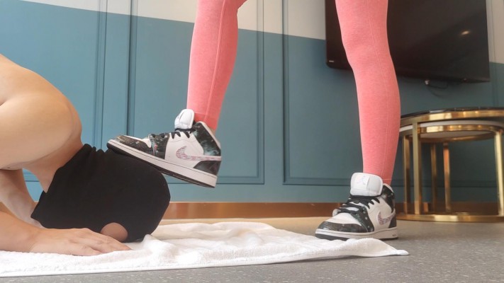 资讯|鱼爹归宿 江门小鱼女神健身裤双机位AJ坐脸窒息贱狗 [32分35秒]