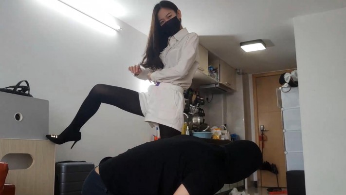 鱼爹归宿 白领小鱼大人黑丝高跟大长腿羞辱胯下狗，命令钻胯，践踏狗头 [32分35秒]