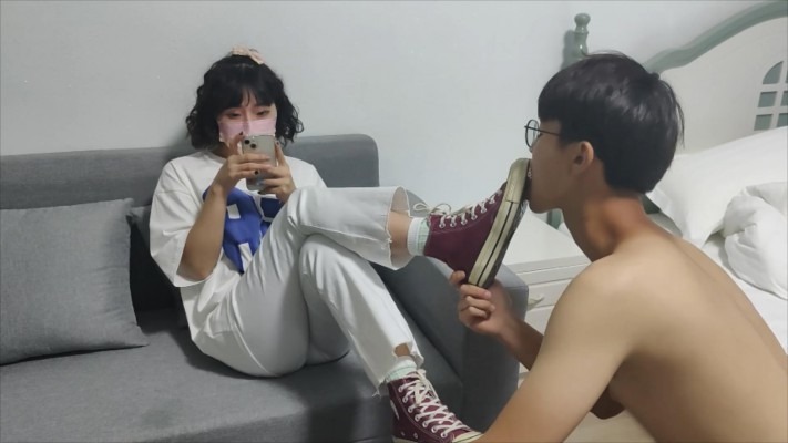 女王女主 《00后小彤》狗子18岁成人礼就在我脚下度过了 [48分56秒]