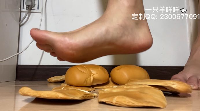 羊咩咩大码原创 《羊咩咩原创》新人报到~40码大脚性感御姐残忍踩扁小面包 [9分43秒]