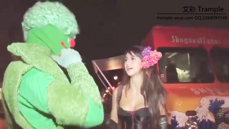 欧美调教 cosplay活动人形地毯，邀请几十位美女角色踩踏自己玩拍照 [48分56秒]