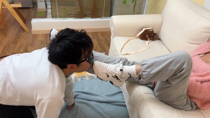 子怡工作室 《子怡》带闺蜜戏弄羞辱毯子，舔两双鞋底闻袜子 [17分26秒]