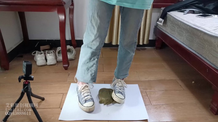 资讯|crush 《小婷原创》 帆布鞋踩甲鱼 [8分16秒]