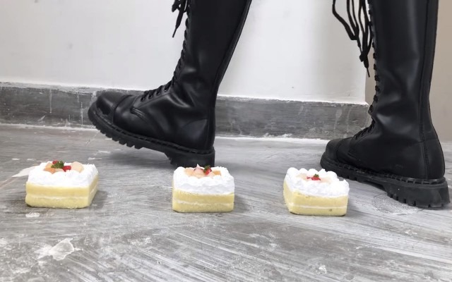 资讯|crush 健身美女长靴楼道踩蛋糕面包制作狗粮 [9分43秒]