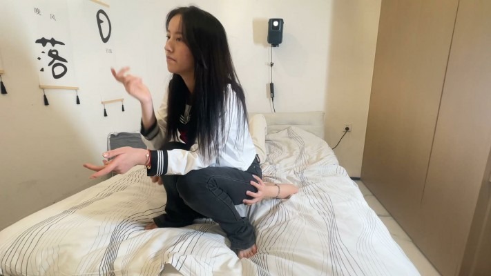 资讯|黑丝诱惑 《黑丝诱惑》素人篇：大二学生晓俞牛仔裤全体重坐脸窒息狗奴 [48分56秒]