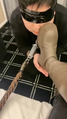 直播视频 《戚戚情侣主》绿帽老公爆吸男主白袜/耳光/舔脚 [30分19秒]